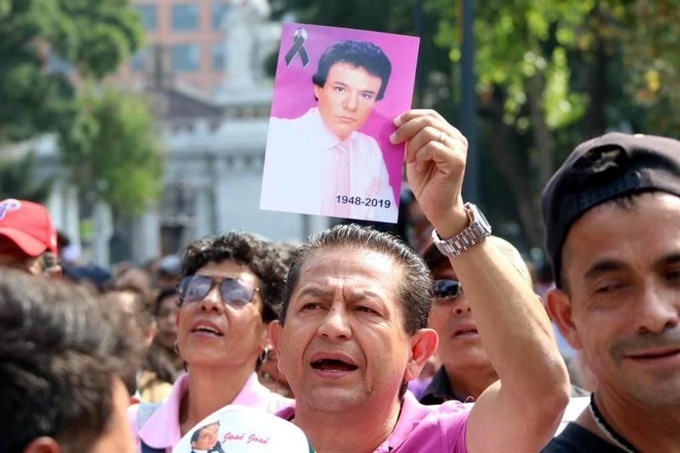 Unas 4 mil personas participan esta tarde en el karaoke convocado por la Secretaría de Cultura para recordar al Príncipe de la Canción, José José