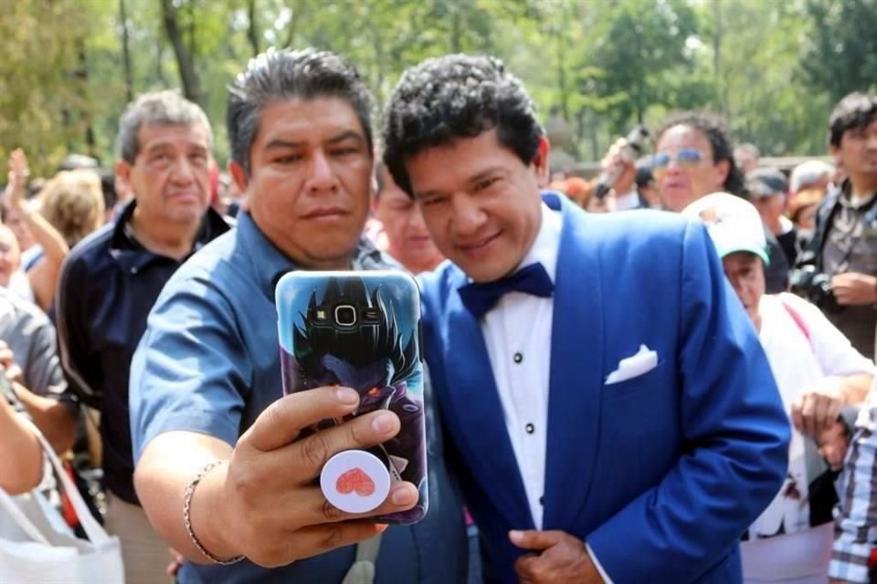 Unas 4 mil personas participan esta tarde en el karaoke convocado por la Secretaría de Cultura para recordar al Príncipe de la Canción, José José,