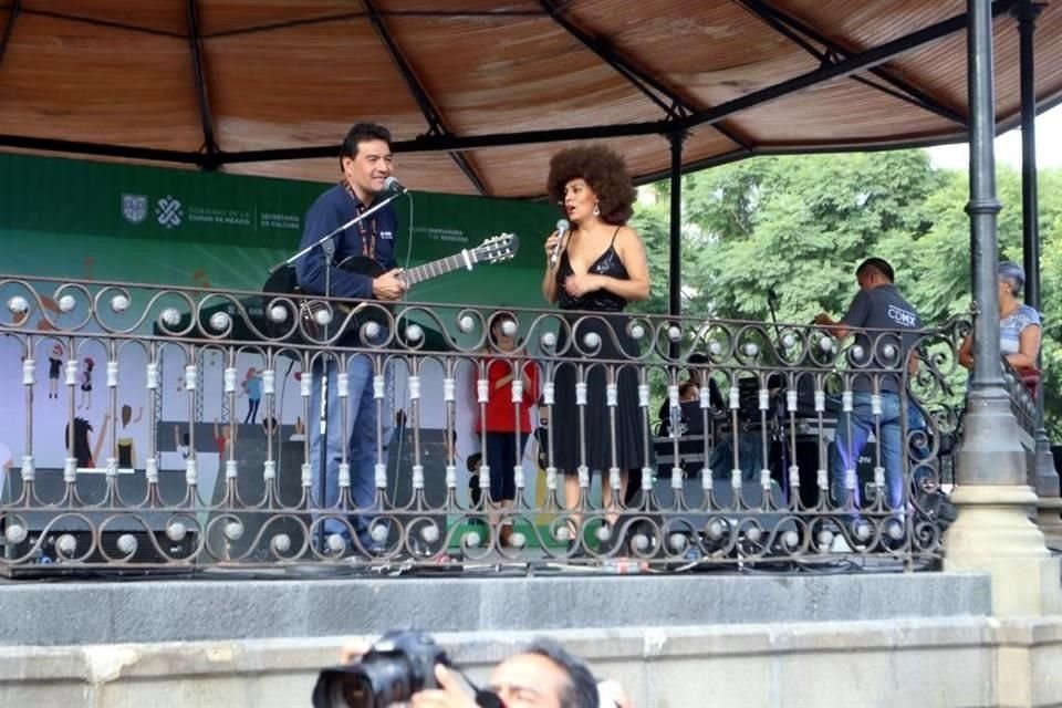 Unas 4 mil personas participan esta tarde en el karaoke convocado por la Secretaría de Cultura para recordar al Príncipe de la Canción, José José