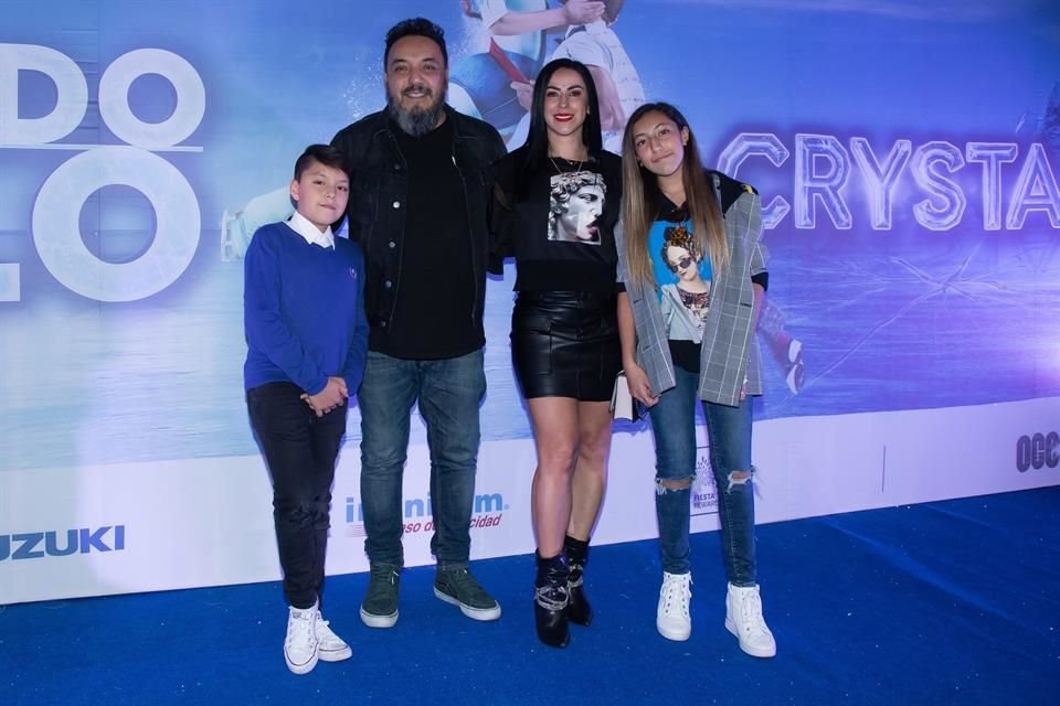 Paco Ayala llevó a toda su familia al estreno.