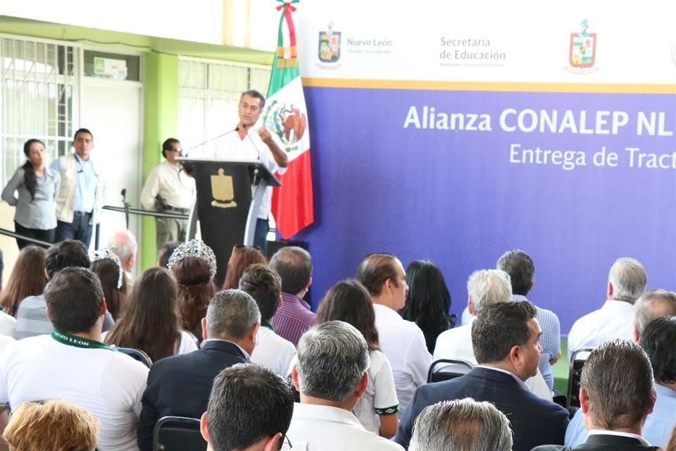 El Gobernador Jaime Rodríguez estuvo en un plantel del Conalep en Allende, al iniciar su quinto año de mandato.