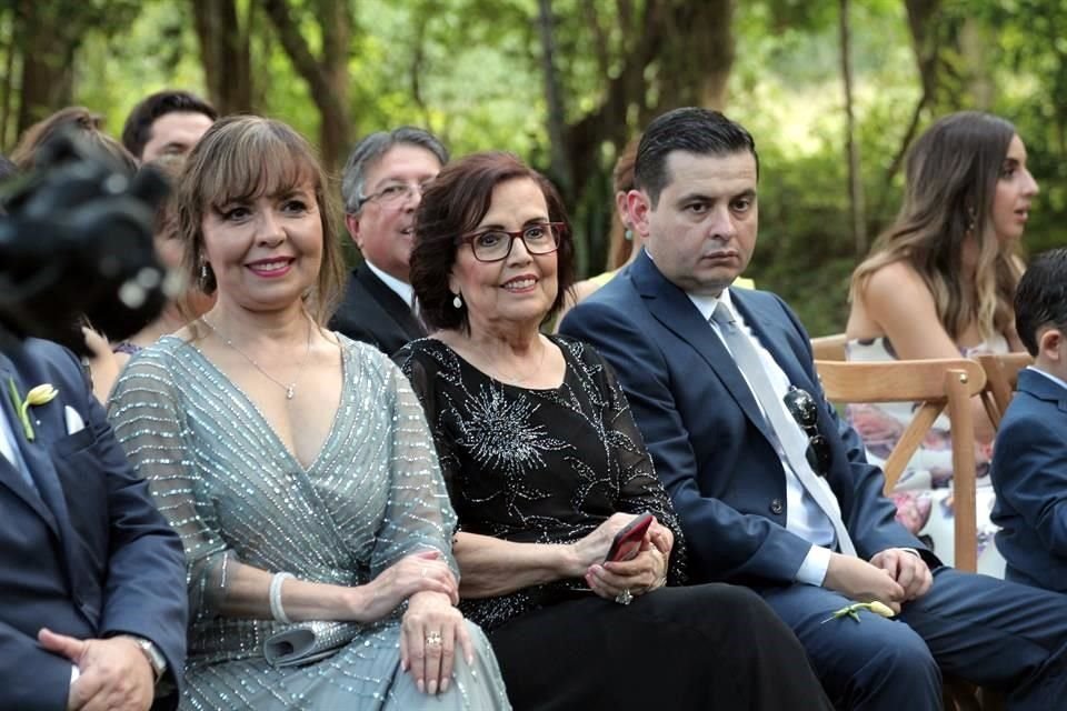 Noelia Rodríguez González, abuelita materna, en medio