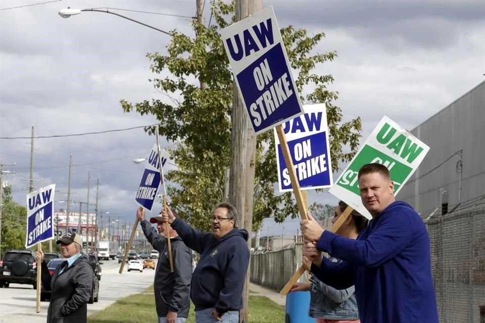 La huelga de GM comenzó el 16 de septiembre con 49 mil miembros de la UAW demandando salarios más altos, una mayor seguridad laboral, una mayor parte de las ganancias del fabricante de automóviles y la protección de los beneficios de atención médica. Las partes se han estado reuniendo diariamente.