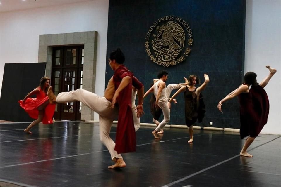 Los siete bailarines de la compañía, ataviados en ligeros atuendos purpúreos, marrones y gris arena, ruedan en el piso, corren, saltan, se contorsionan.