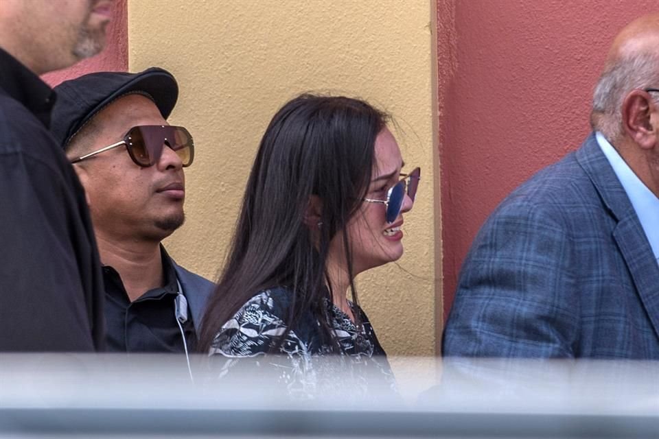 Sarita Sosa, hija del cantante José José, a su llegada al Miami Dade Auditorium.