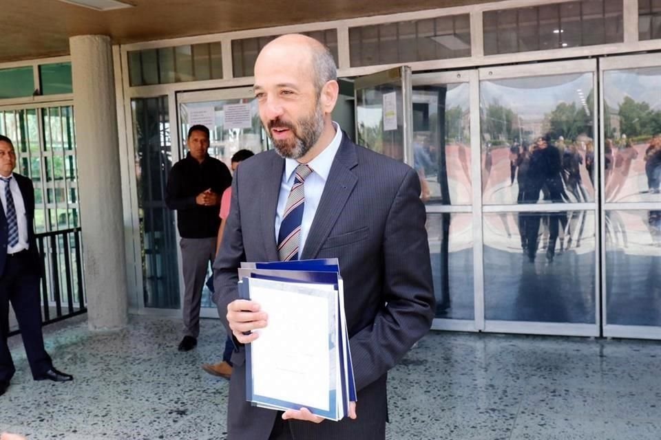 Pedro Salazar Ugarte, director del Instituto de Investigaciones Jurídicas, acudió al medio día a entregar su proyecto de trabajo.