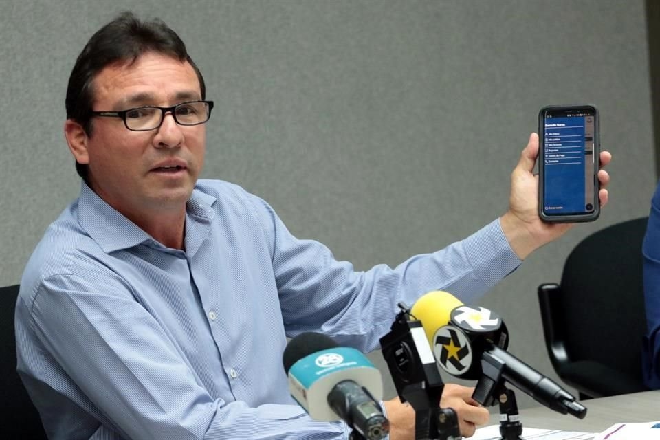 Gerardo Garza, director de Agua y Drenaje, muestra la aplicación desde donde se podrán gestionar servicios.