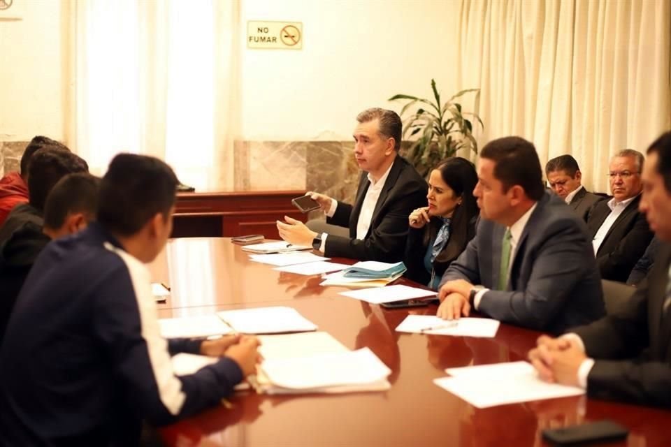 Los jóvenes de la Normal ubicada en Tenancingo fueron atendidos por Waldo Fernández González, titular de la Unidad de Gobierno en la Secretaría de Gobernación.