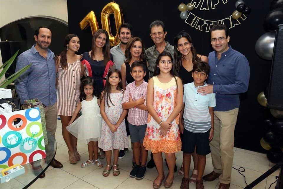El cumpleañero acompañado de su familia.