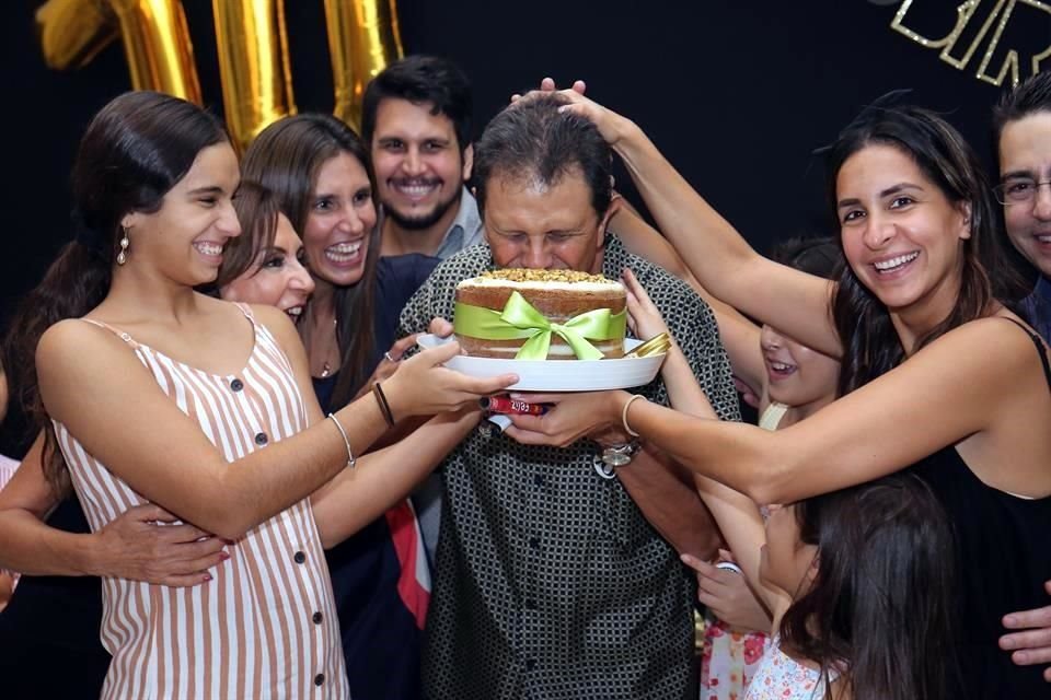 El festejado en el momento de la mordida al pastel.