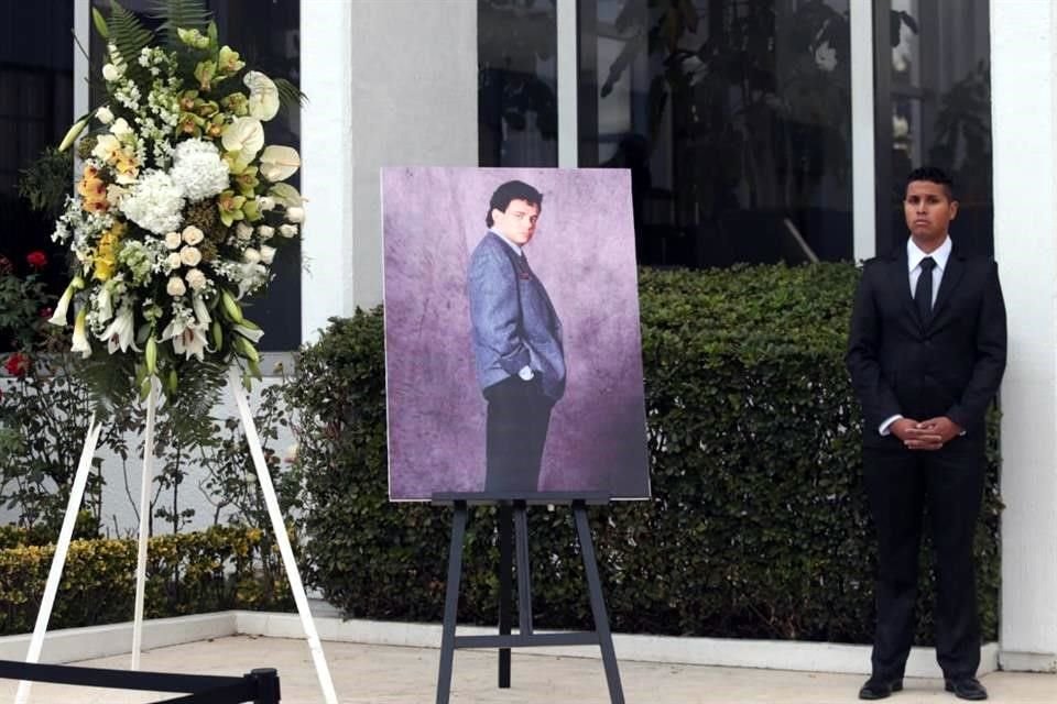 Un arreglo floral y un cuadro con la imagen del cantante fueron colocados en el edificio principal del hangar.