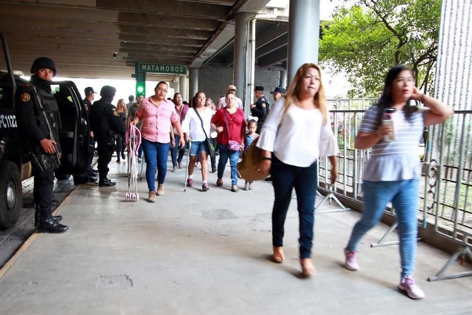 Simpatizantes del Gobernador Jaime Rodríguez previo al inicio de su 4to Informe de Gobierno.