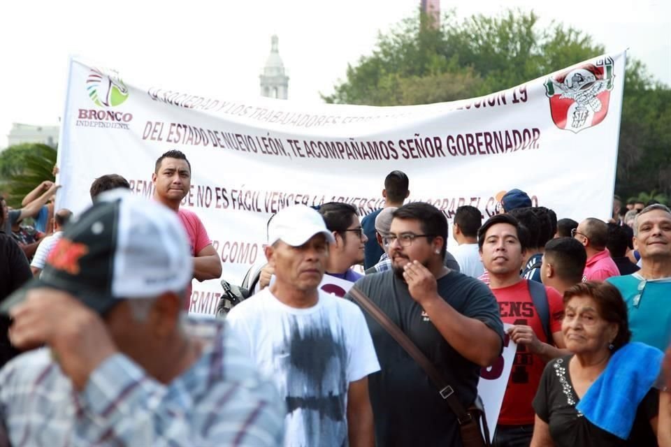 Simpatizantes del Gobernador Jaime Rodríguez previo al inicio de su 4to Informe de Gobierno.