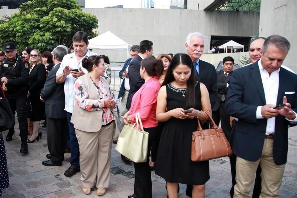 Simpatizantes del Gobernador Jaime Rodríguez previo al inicio de su 4to Informe de Gobierno.