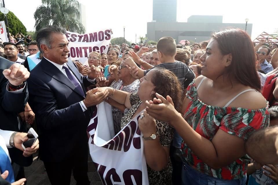 El Gobernador fue recibido por simpatizantes afuera del Congreso local.