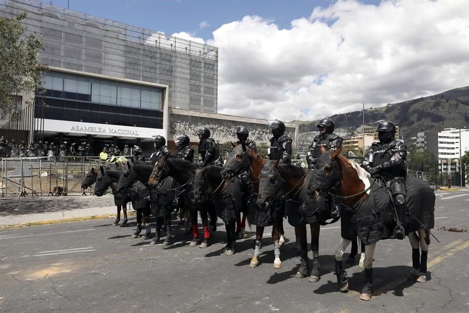 Policías montaron guardia frente a la Asamblea Nacional.