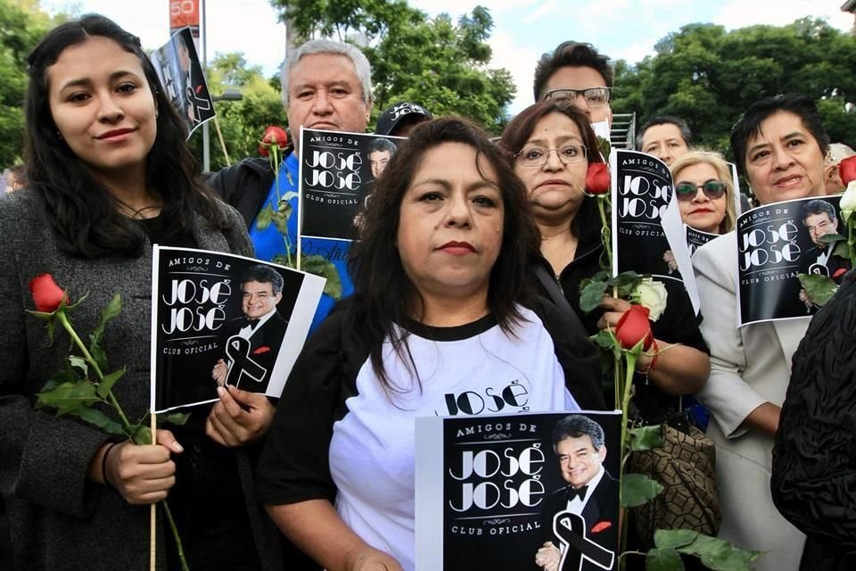 Seguidores del cantante José José se dieron cita en el Palacio de Bellas Artes.