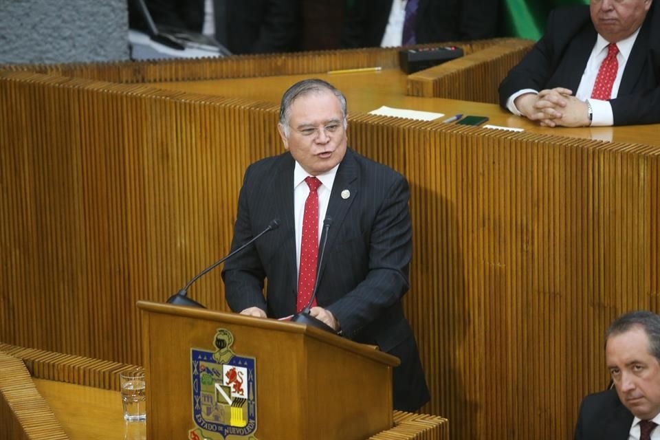 En un discurso que remarcó contrastes, el coordinador del PT, Asael Sepúlveda, urgió al Gobernador a atender los problemas en educación y salud.