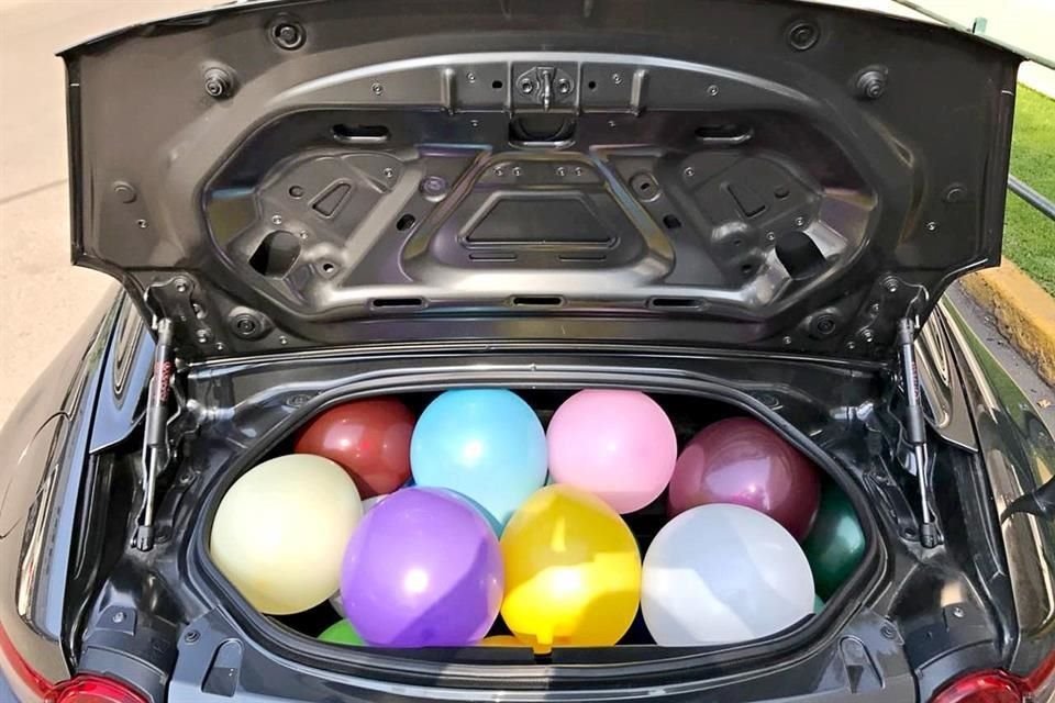 ¿Necesitas más referencias de amplitud? ¿Qué tal 20 globos bien infladitos? Nada mal para la cajuela de un convertible de dos plazas.