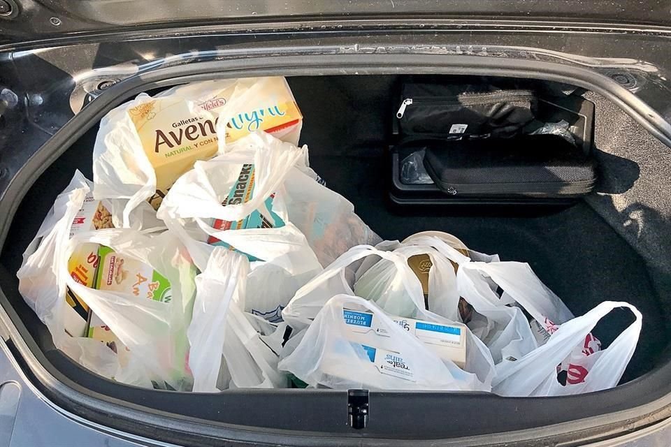 La cajuela tiene una capacidad de 127 litros que le alcanza para llevar las bolsas del supermercado sin necesidad de preocuparse por la cantidad de productos que cargarás en cada viaje.