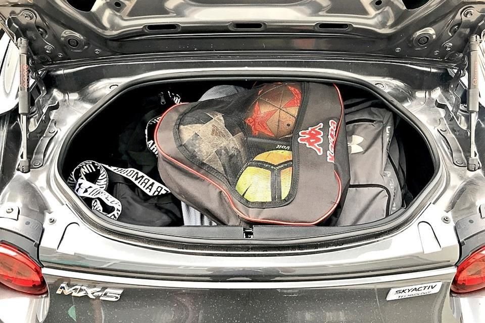 No sólo cabe una maleta para el gimnasio, puedes llevar hasta tres de ellas. Por si eso no fuera suficiente, también hay lugar para una bolsa con tres balones de futbol. Todo al mismo tiempo.