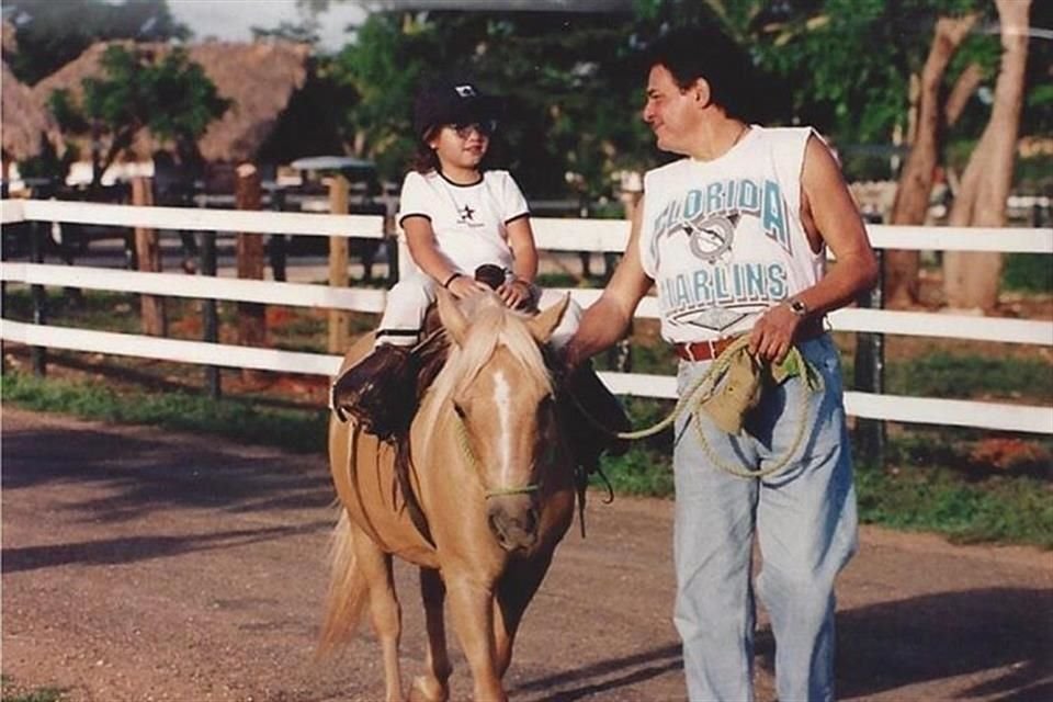 Sara publicó junto a su texto esta foto de sí misma cabalgando un poni y cuyas bridas eran sujetas por su padre.