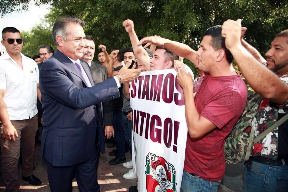 Camino a la presentación de su Cuarto Informe, el Gobernador Jaime Rodríguez fue arropado por decenas de empleados y simpatizantes que lo vitorearon y le forma