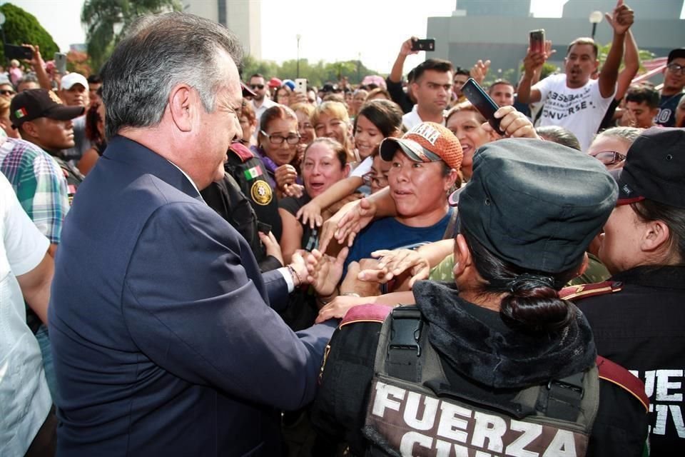 'El Bronco' saludó de mano a varias de las personas reunidas para acompañarlo en su trayecto, en el que fue acompañado por la mayor parte de su Gabinete.