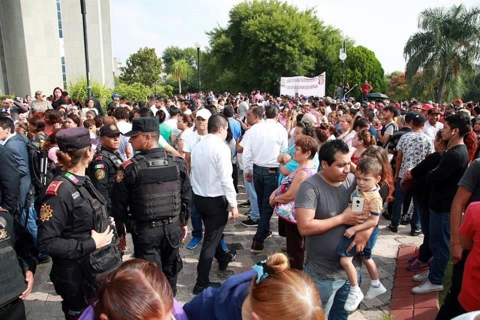 Los simpatizantes señalaron que aunque el Mandatario estatal se ha portado mal lo tienen que apoyar.