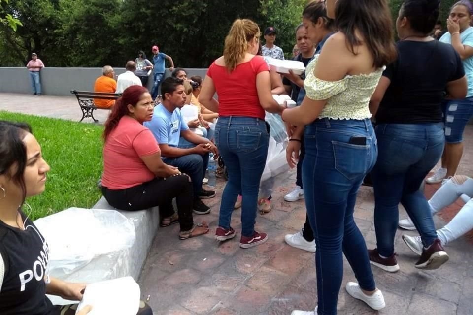 Después de que mostraron su apoyo al Mandatario estatal, las personas recibieron un lonche, un jugo, una manzana y una bolsa de fritos.