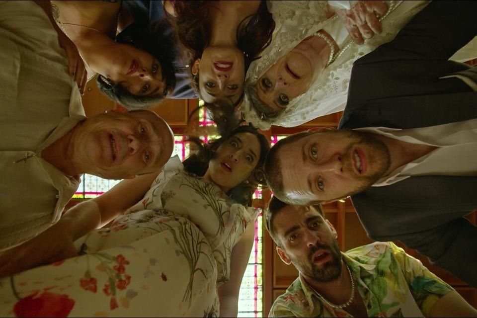 La familia de la abuela tendrá que guardar las apariencias en esta película que se estrena este viernes.