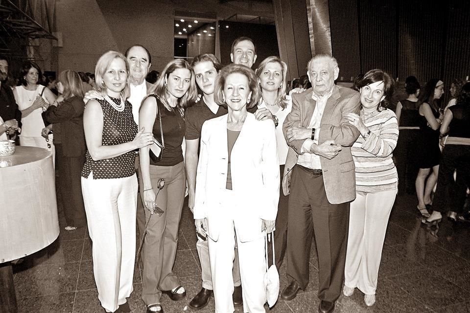 EN EL 2002. Elisa S. de Fernández, Hernán Sada Garza Evia, Gaby Garza, Roberto Garza, Roberto Garza, Gabriela de Garza, Roberto Garza Delgado y Carmen de Celada. Al frente: Elisa Garza Lewels de Sada