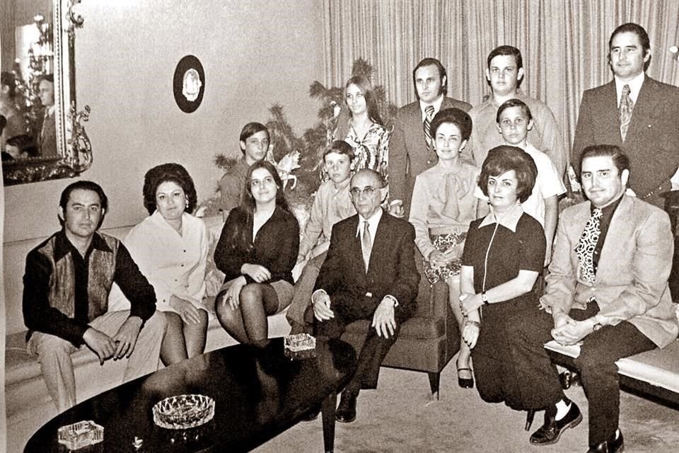 En la foto aparecen José Gerardo, Ana, Alfredo, María de Lourdes, Evaristo, María del Consuelo, Hernán Sada Gómez, Julio Francisco, María Guadalupe, Salvador, Benjamín, Graciela, Hernán y Alberto Sada