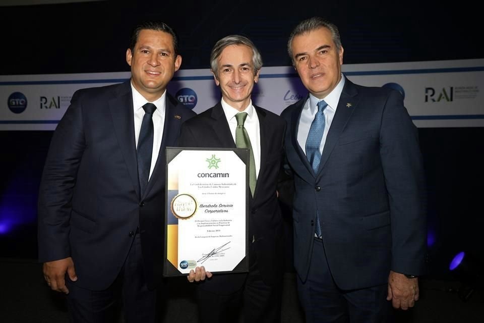 El Gobernador de Guanajuato, Diego Sinhué Rodríguez (izq.); el director general de Iberdrola México, Enrique Alba, y el presidente de la Concamin, Francisco Cervantes.