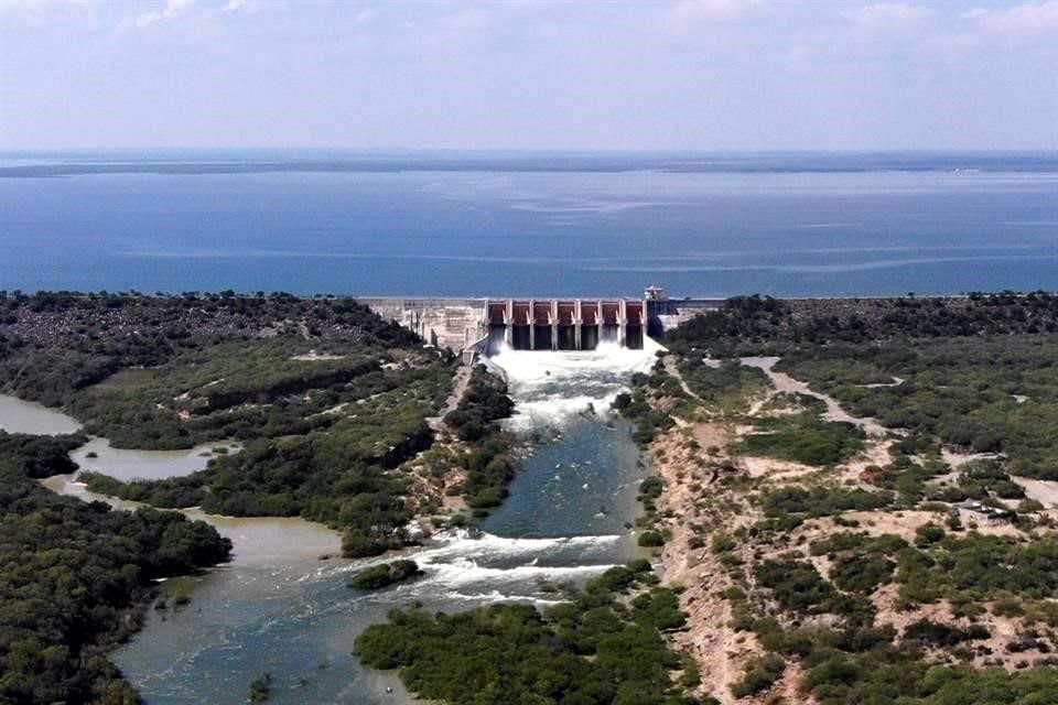 La Comisión Nacional del Agua abrió una de las compuertas de la Presa El Cuchillo para enviar agua a Tamaulipas.