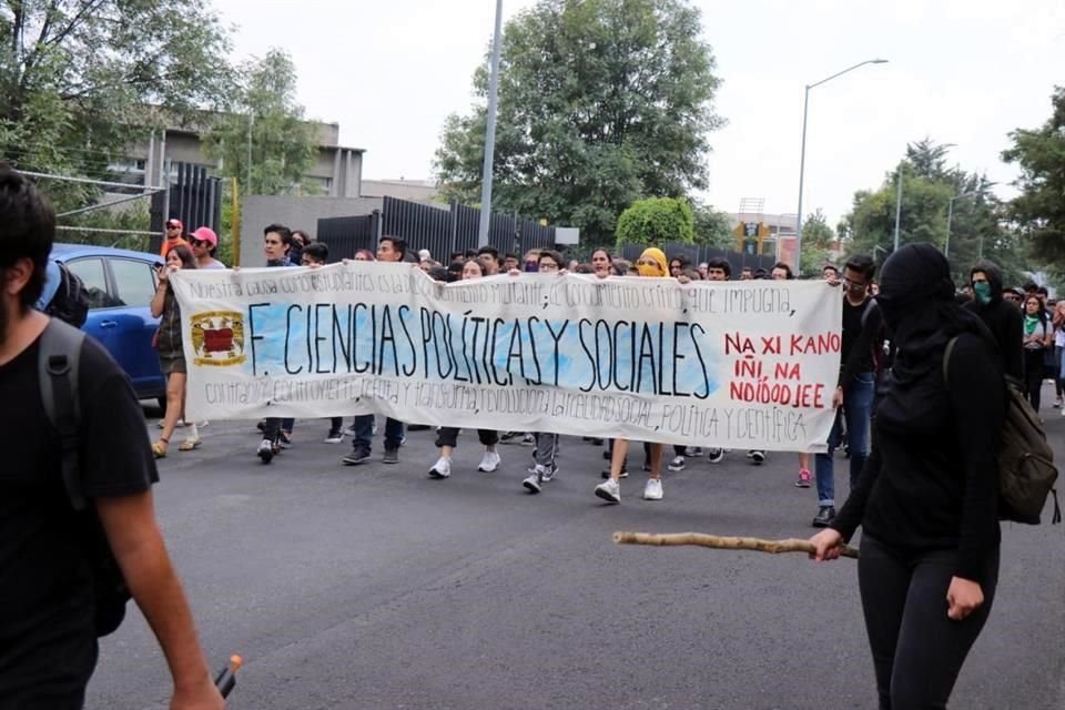 Cerca de 70 estudiantes salieron en la denominada marcha '¡Por una Universidad democrática, sin porros y sin violencia de género!'.