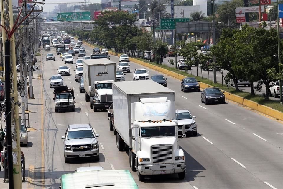 El horario de restricción para vehículos de carga pesada será de 6:00 a 9:00 horas y es para camiones de remolque, tractocamión sencillo, con semirremolque, remolque o doble semirremolque.