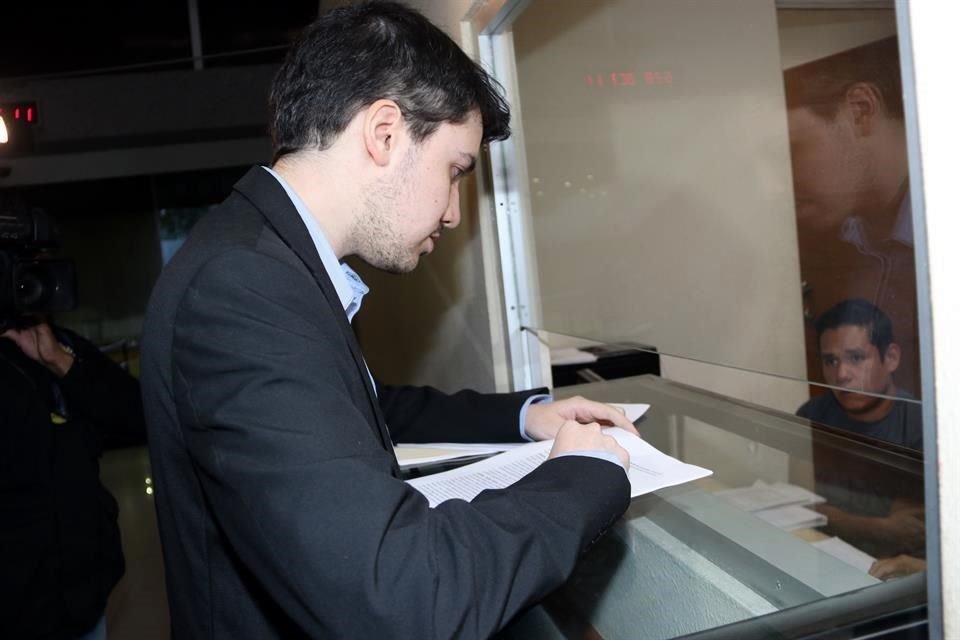 Javier Náñez Pro entregó en la Oficialía de Partes del Congreso local la defensa del Gobernador Jaime Rodríguez y el Secretario General de Gobierno, Manuel González.