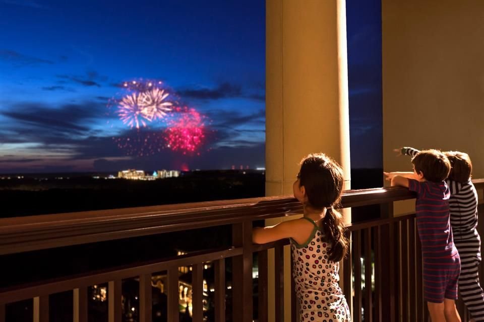 El Four Seasons Resort tiene habitaciones de lujo, vista a los fuegos artificiales de Walt Disney World y mucho más.