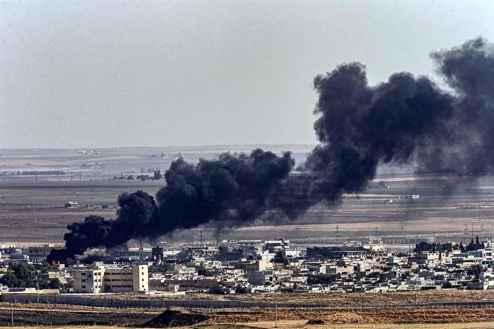 Foto del humo generado por los bombardeos turcos en Ras al-Ayn, Siria-