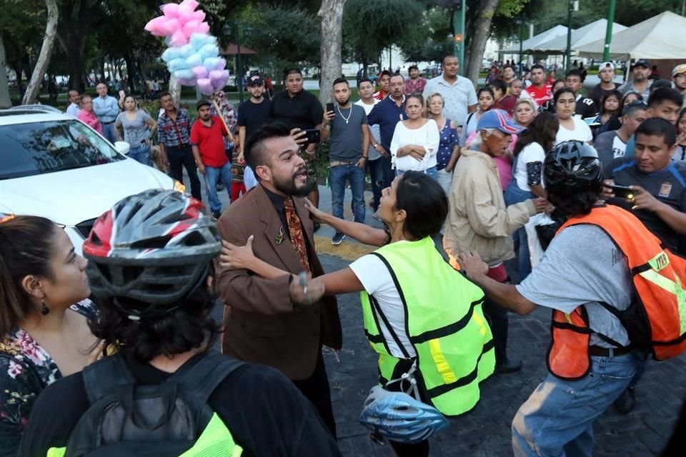 Un peatón reclamó a los ciclistas el cierre de la vialidad, por lo que tuvo que intervenir la Policía y ciclistas para retirarlo.