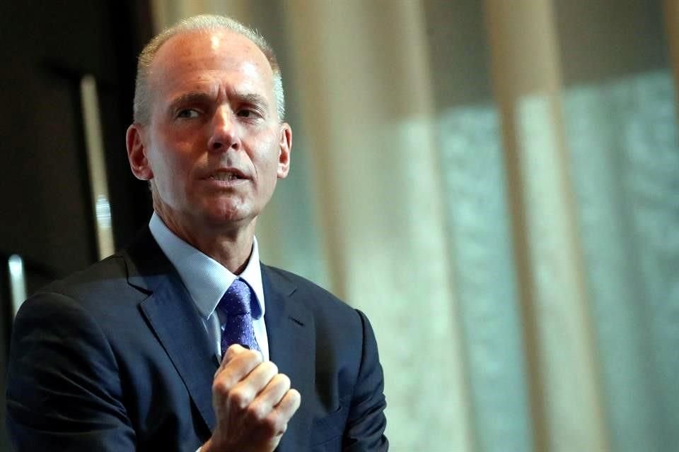 Dennis Muilenburg, que seguirá como CEO de Boeing, dijo que Muilenburg dijo que apoyaba plenamente la decisión de la junta.