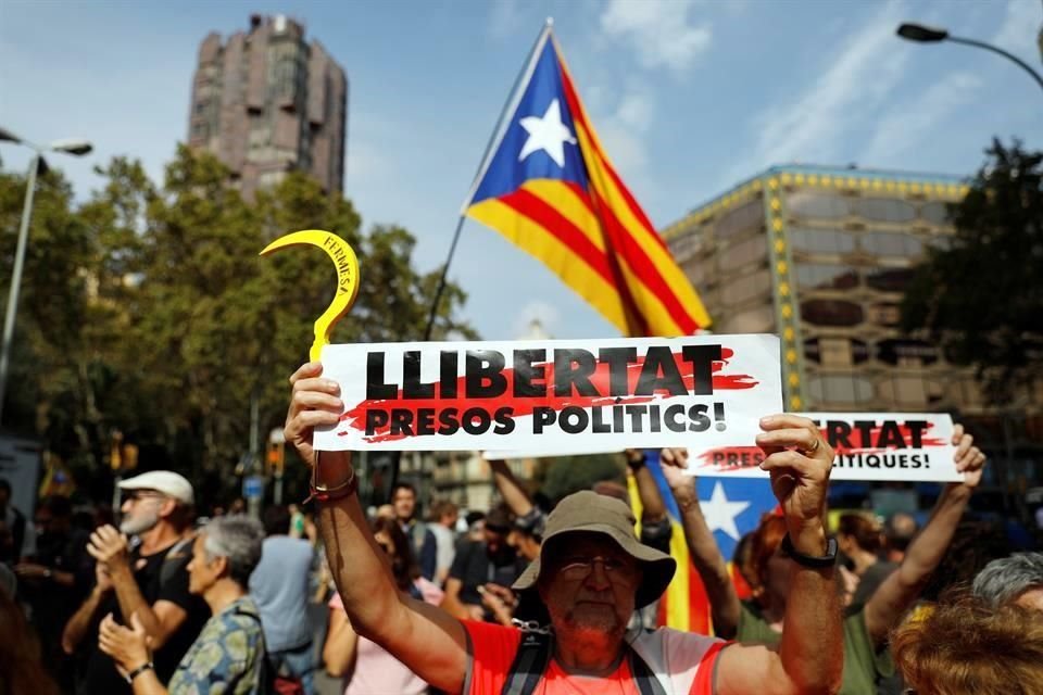 Manifestantes protestaron contra las condenas a los líderes catalanes.