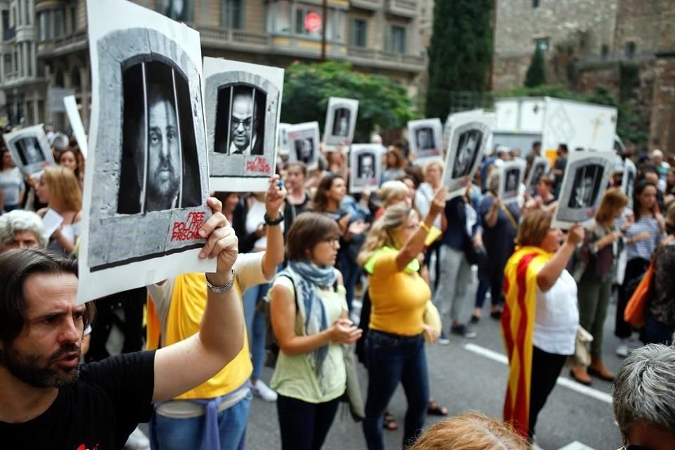 Tras la condena del Tribunal español a 12 ex líderes separatistas, ciudadanos salieron a las calles de Barcelona.