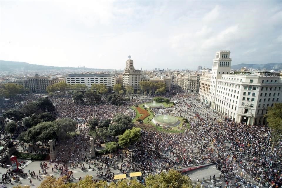 Miles de personas se concentran en la Plaza de catalunya de Barcelona en protesta por la sentencia del procés.