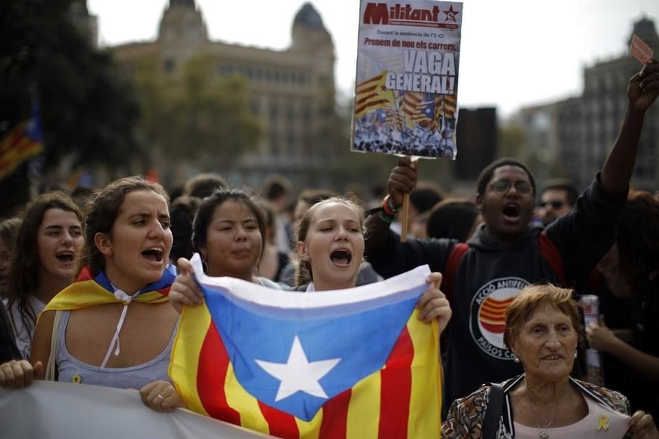 Manifestantes con la Estelada se manifiestan en Barcelona.