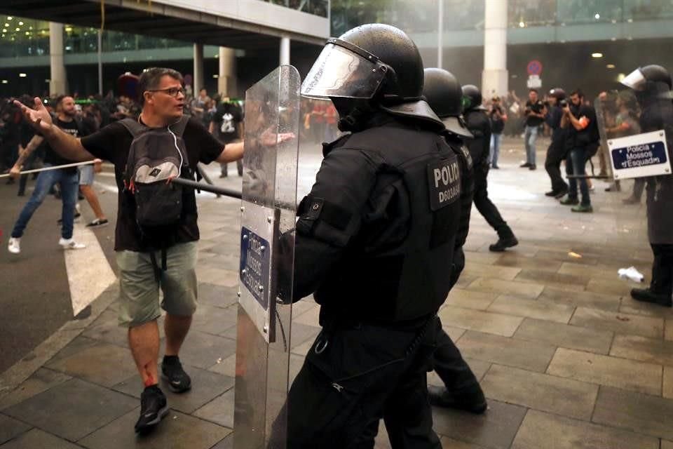 Policías llegaron al aeropuerto de El Prat para enfrentarse a los manifestantes.