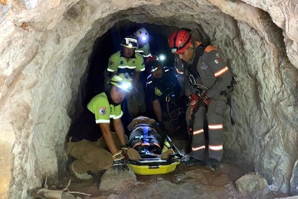 Un hombre resultó lesionado al caer a unos 15 metros de profundidad en un pozo cuando exploraba una mina abandonada con amigos y familiares en García.