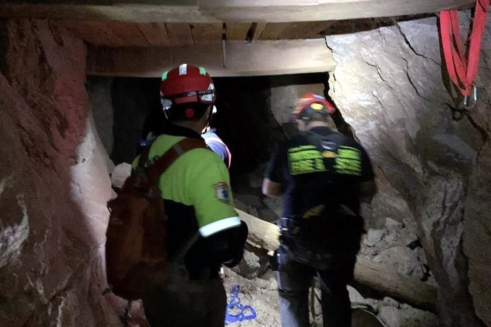 al lugar fueron enviados rescatistas de Protección Civil estatal y municipal, quienes utilizaron equipo de cuerdas y un aditamento especial en forma de silla o pañal flexible para sacar al herido.