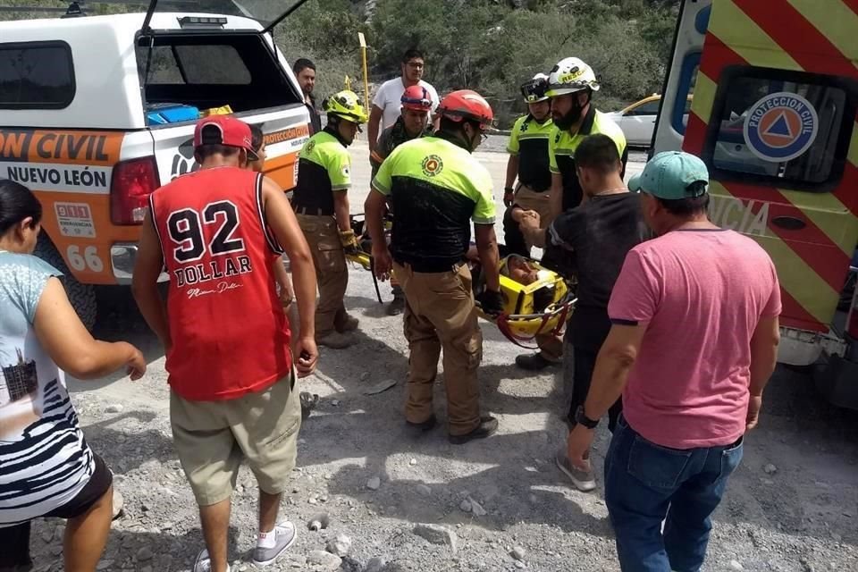Ya en la superficie, el lesionado fue estabilizado en una camilla y llevado hasta una ambulancia, en la cual los paramédicos lo trasladaron al Hospital de Zona.